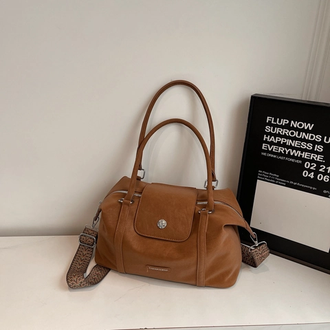 Women Retro PU Leather Pillow Bag Large Capacity Handbag With Wide Woven Shoulder Strap Bear Pendant Casual Daily Bag