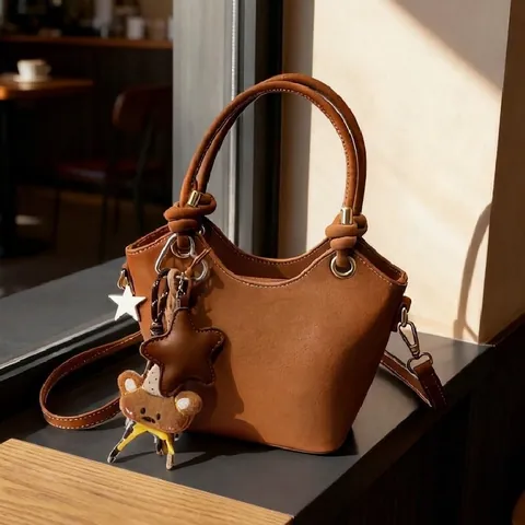 Borsa a Secchiello in PU Opaca Vintage per Donna Cuciture Retrò Borsa a Mano a Tracolla Con Carino Ciondolo a Orso e Stella