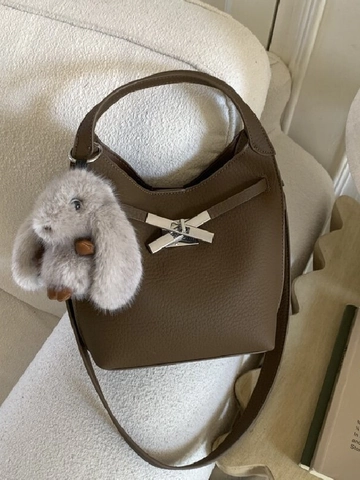 Damen Litschimuster PU Leder Eimertasche Retro Minimalistische Umhängetasche Mit Metallschnalle Und Plüschkaninchen Anhänger