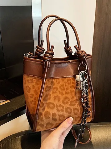 Borsa a Secchiello in Pelle PU Vintage con Stampa Leopardata Donna Patchwork Manico a Nodo Borsa a Tracolla con Ciondolo