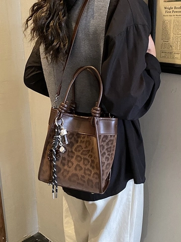 Borsa a Secchiello in Pelle PU Vintage con Stampa Leopardata Donna Patchwork Manico a Nodo Borsa a Tracolla con Ciondolo