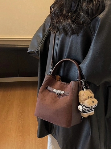 Bolso de Cubo Retro de Cuero PU y Gamuza Patchwork Para Mujer Bolso de Hombro Con Lindo Amuleto de Oso