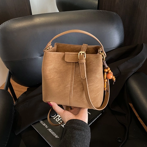 Borsa a Secchiello in Pelle PU Opaca Vintage da Donna Con Ciondolo in Grani di Legno Semplice Borsa a Tracolla Casual Gioielli