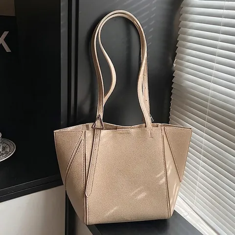 Gekiezeld PU Leren Tote Bag Voor Dames Met Driehoekige Metalen Gesp Contraststiksel Grote Capaciteit Schoudertas