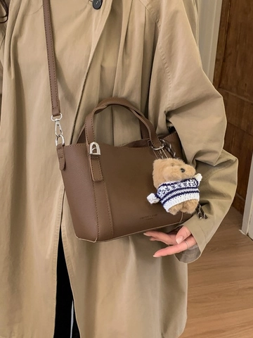 Sac Seau en Cuir PU Rétro pour Femmes Grande Capacité Texture Litchi Sac à Bandoulière Minimaliste Décontracté Avec Charme en Peluche