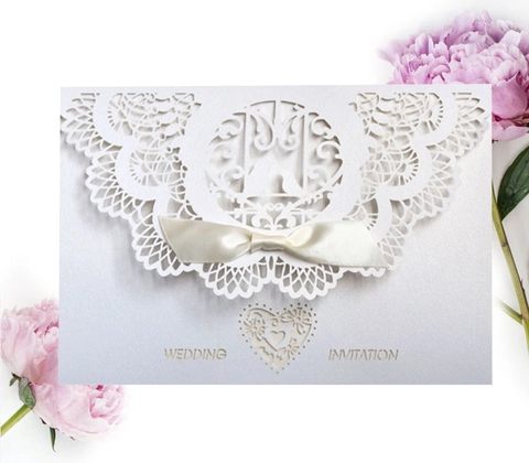 Invitaciones de Boda Elegantes Cortadas al Láser de Papel Perlado con Lazo de Satén y Sobres para Matrimonio