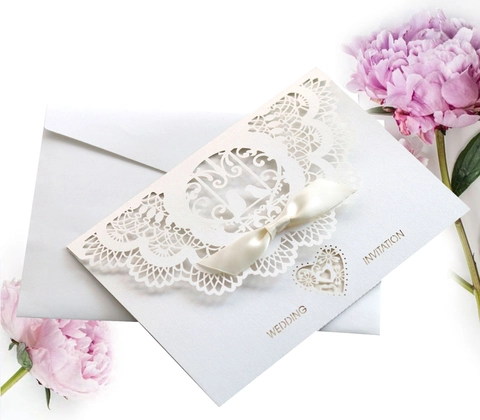 Invitaciones de Boda Elegantes Cortadas al Láser de Papel Perlado con Lazo de Satén y Sobres para Matrimonio