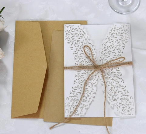 Invito di Matrimonio Taglio Laser Carta Perlata Foglio Interno Kraft Busta Corda di Canapa Pizzo Europeo Biglietto Auguri