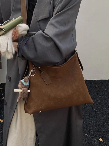Bolso Tote Retro de Gran Capacidad para Mujer Cuero PU con Monograma en Relieve Bolso de Hombro Moda Conmutadora Con Colgante de Oso de Peluche