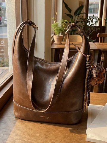 Vintage PU Leather Shoulder Bag For Women Large Capacity Hobo Tote With Contrast Stitching And Cute Bear Pendant Commuting