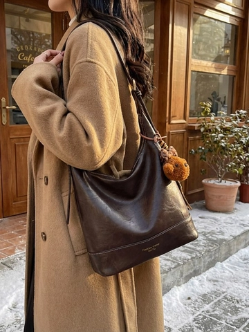 Vintage PU Leather Shoulder Bag For Women Large Capacity Hobo Tote With Contrast Stitching And Cute Bear Pendant Commuting