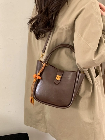 Vintage PU Leather Bucket Bag For Women Retro Handbag With Wood Bead Tassel Decoration Crossbody Shoulder Bag Elegant Design