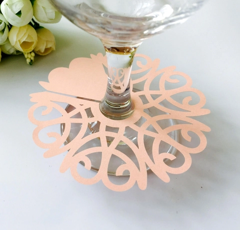 Segnaposto per Calici da Vino Intagliati al Laser con Pizzo a Cuore Decorazione in Carta Perlata per Matrimonio Festa Evento