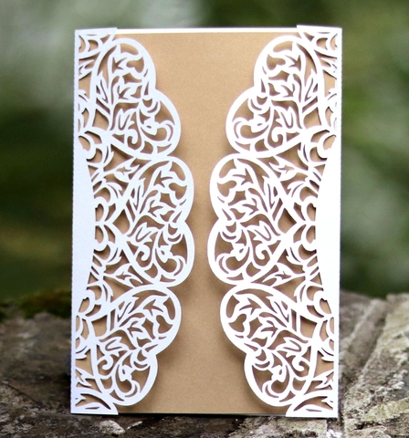 Invito a Nozze Europeo con Taglio Laser in Carta Perlata Copertina per Inviti con Cuore e Viti per Banchetto di Matrimonio