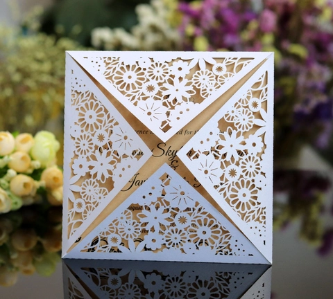 Europese Stijl Witte Florale Laser Gesneden Uitnodigingen Met Kraft Binnenpagina En Satijnen Lint Voor Ceremonie