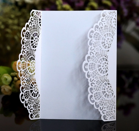 Eleganti Inviti di Matrimonio Taglio Laser Pizzo Traforato Floreale Copertine per Inviti Con Fiocco per Banchetti Feste