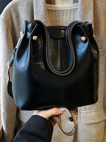 Bolso de Cubo Vintage para Mujer de Cuero PU Brillante Bolso de Hombro Con Correa Ancha de Patrón Tejido Remaches Dorados Retro