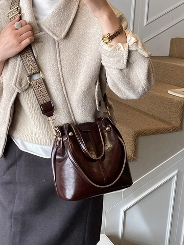 Bolso de Cubo Vintage para Mujer de Cuero PU Brillante Bolso de Hombro Con Correa Ancha de Patrón Tejido Remaches Dorados Retro