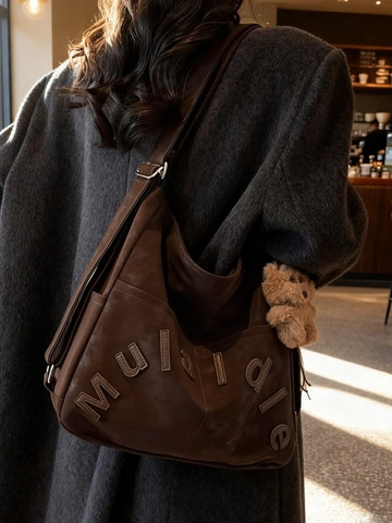 Borsa Tote in Pelle PU Opaca di Grande Capacità da Donna Borsa a Spalla Letteraria Retrò Con Toppa a Lettera e Ciondolo a Orsetto
