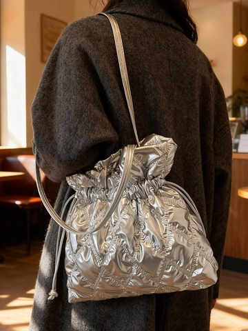 Sac à Épaule Matelassé Grande Capacité pour Femmes Sac Seau à Cordon Métallique Sac à Main Fourre-tout Décontracté Style Hiver