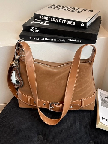 Sac Fourre-tout Rétro pour Femmes Cuir PU Grande Capacité Sac à Épaule Y2K Style Locomotive Sac Bandoulière Avec Boucle et Pendentif