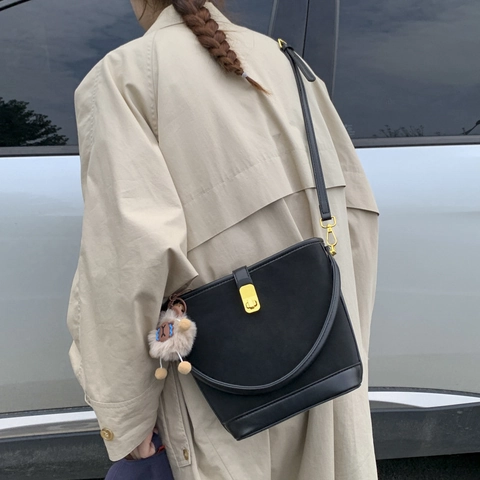 Retro Suede PU Leather Bucket Bag For Women Fashion Solid Color Tote Bag With Lock Closure And Cute Plush Pendant Daily Bag