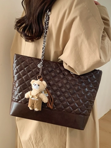 Bolso Tote Acolchado Retro para Mujer Gran Capacidad de Cuero PU Patrón Lingge Correa de Cadena Con Colgante de Oso de Mano