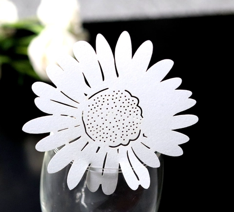 Marques-places en Papier Perlé Découpe Laser Forme Tournesol pour Mariage Fête Décoration de Table Banquet Cartes de Verre