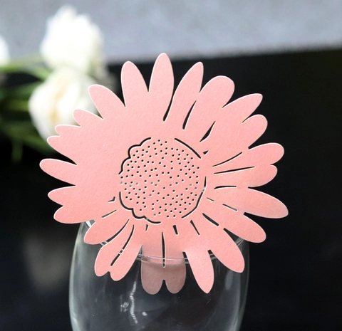 Marques-places en Papier Perlé Découpe Laser Forme Tournesol pour Mariage Fête Décoration de Table Banquet Cartes de Verre