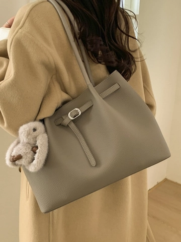 Große Kapazität Damen PU Leder Tragetasche Vintage Lychee Textur Schultertasche Mit Plüschanhänger Pendler Handtasche
