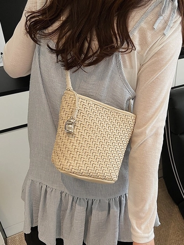 Damen Geflochtene PU Leder Eimertasche Mode Minimalistische Umhängetasche Mit Metallanhänger Trendy Pendeln Alltag Satchel