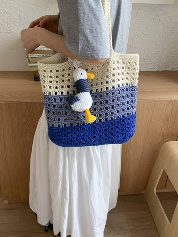 Bolso Tote de Croché Tejido a Mano para Mujer Gran Capacidad Calado Gradiente de Color Bolso de Hombro Playa Vacaciones Bolso de Mano Con Colgante de Felpa