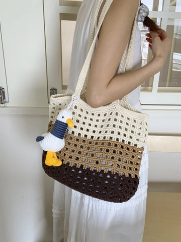 Bolso Tote de Croché Tejido a Mano para Mujer Gran Capacidad Calado Gradiente de Color Bolso de Hombro Playa Vacaciones Bolso de Mano Con Colgante de Felpa