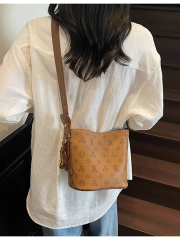 Fashion Dames PU Leder Monogram Emmer Tas Vintage Letter Print Crossbody Schoudertas Met Metalen Slot Decoratie Messenger Bag