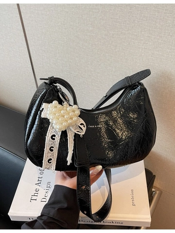 Bolso de Axila de Cuero PU de Moda para Mujer Con Textura Arrugada Colgante de Corazón de Perla Encaje Bolso de Hombro Cruzado Creciente