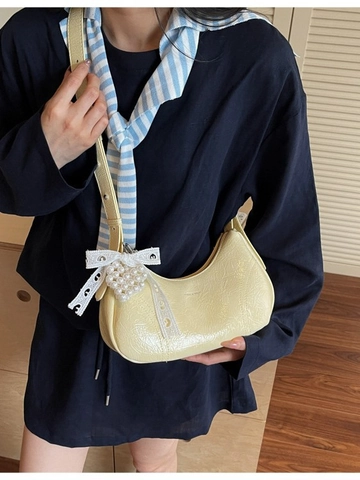 Bolso de Axila de Cuero PU de Moda para Mujer Con Textura Arrugada Colgante de Corazón de Perla Encaje Bolso de Hombro Cruzado Creciente