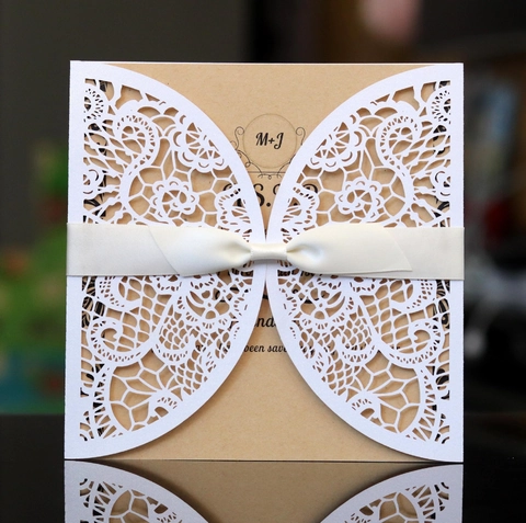 Elegante Invito di Matrimonio Taglio Laser Con Design in Pizzo Intagliato Pagina Interna in Carta Kraft Fiocco in Satin Biglietto di Auguri per Festa