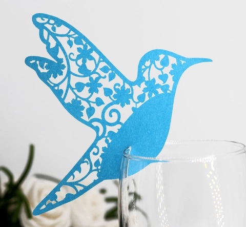 Segnaposto per Bicchiere di Vino in Carta Perlata a Forma di Colibrì Taglio Laser Design Floreale per Matrimonio Festa