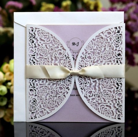 Elegante Weiße Laserschnitt Rose Floral Hochzeit Einladungskarten Hohl Design für Hochzeit Verlobung Party Dekoration Zubehör