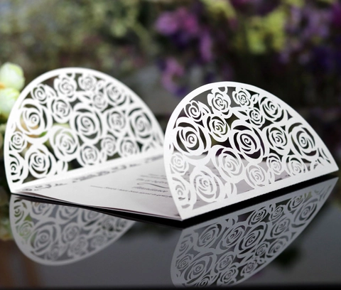 Elegante Laser Gesneden Roos Bruiloft Uitnodigingskaart Parelmoer Papier Holle Bloemen Wenskaart Met Strik Voor Verloving