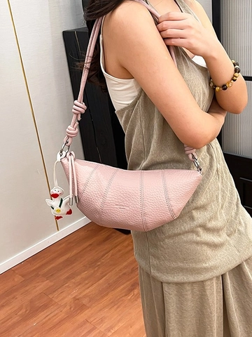 Fashion Niche PU Leather Crescent Croissant Crossbody Bag For Women Premium Knotted Strap Dumpling Bag With Cartoon Duck Pendant