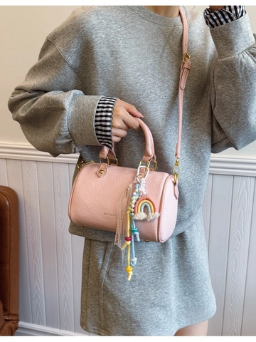 Sac Boston pour Femmes en Cuir PU Motif Litchi Été Sac Bandoulière Versatile Sac à Main Coréen Décontracté avec Pendentif Arc-en-Ciel