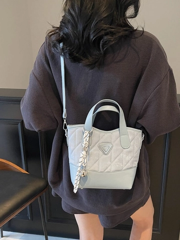 Modieuze Dames Gewatteerde PU Lederen Emmertas Contrastkleur Crossbody Tas Met Metalen Driehoek Logo En Bedeltje Handtas
