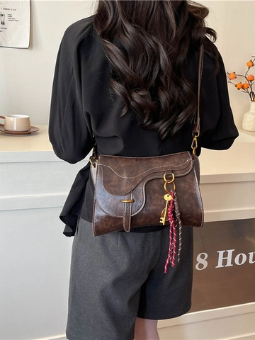 Borsa a Sella in Pelle PU Vintage per Donna Cuciture a Contrasto Borsa a Tracolla di Nicchia Borsa a Spalla Elegante con Ciondolo