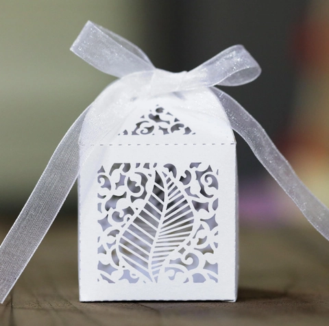 Laser Cut Leaf Design Pearlescent Paper Wedding Candy Box With Ribbon Bow Hollow Out Gift Favor Packaging Case Party Decor
