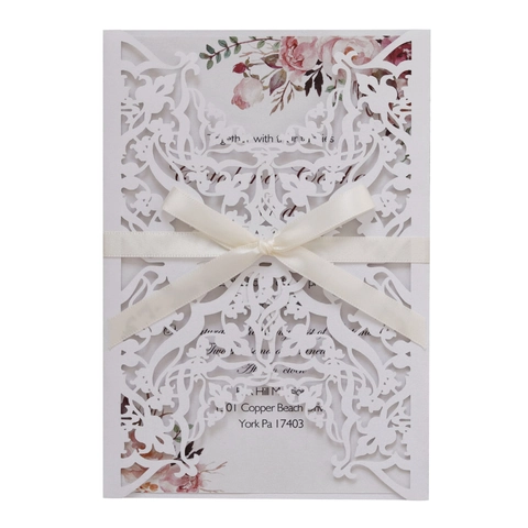 Eleganti Inviti di Nozze Taglio Laser Carta Perlata Intagliati Floreale Cartoline Con Buste e Nastri di Raso per Matrimonio