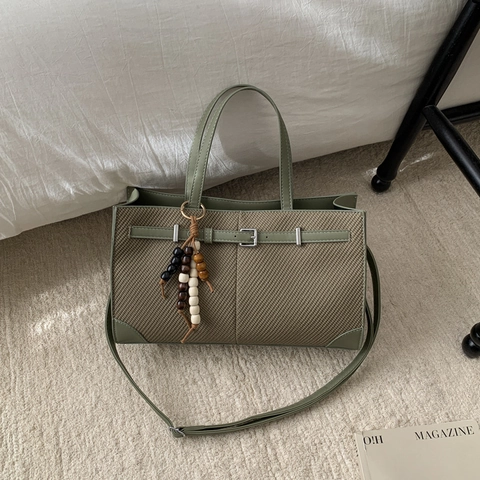 Borsa Tote in Pelle PU Retro Trama Intrecciata per Donna Borsa a Tracolla Sottobraccio Grande Capacità Pendolare Con Ciondolo in Legno