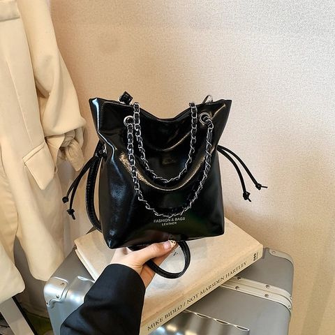 Fashion High Gloss PU Leather Bucket Bag Large Capacity Solid Color Casual Women Shoulder Crossbody Bag With Bear Charm