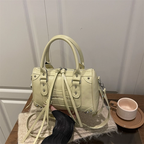 Sac Boston Style Moto pour Femmes en Cuir PU Rivets Franges Sac Bandoulière Sac à Main Rock Fermeture Éclair Punk Mode Quotidien Tote