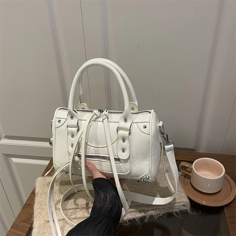 Sac Boston Style Moto pour Femmes en Cuir PU Rivets Franges Sac Bandoulière Sac à Main Rock Fermeture Éclair Punk Mode Quotidien Tote